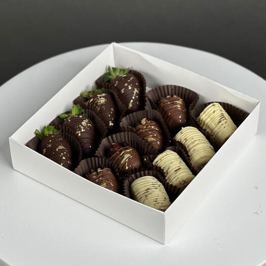 Çilekler, hurmalar, muzlar 3 çeşit çikolatada