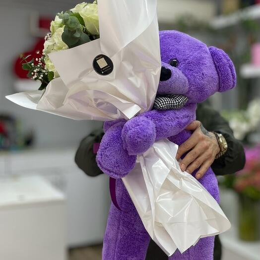 Beyaz guller ve ayıcık buketi