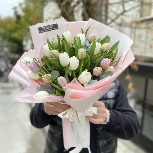 Beyaz lila lale buketi