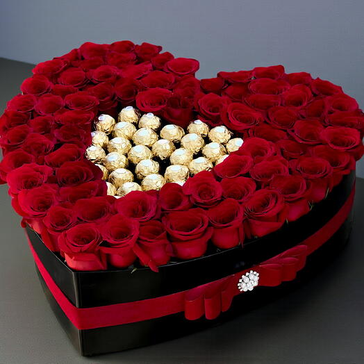 Kalp Kutuda Gul ve Çikolata