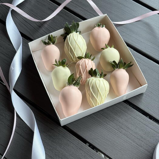 Strawberries in white chocolate (9 pcs)