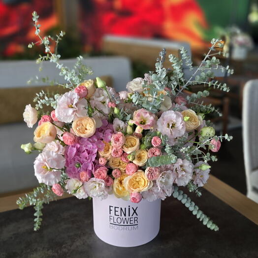 Bir kutu içinde guller, ostomalar ve ortancalar