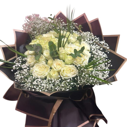 30 белых роз – изящный букет в стильной упаковке