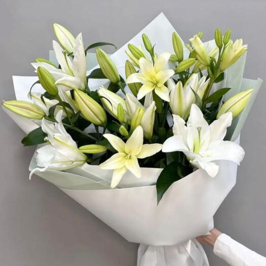 White lilyum buketi