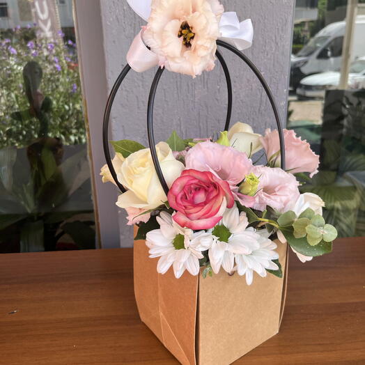 Kutuda pembe lisyantus ve beyaz papatya