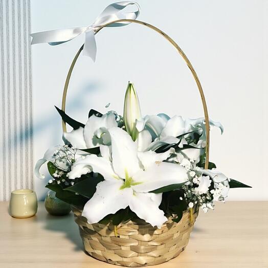 Hasır Sepette Beyaz Lilyum Aranjmanı