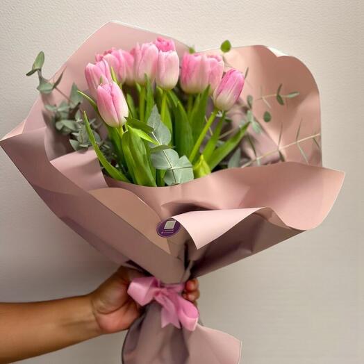 Pembe Laleler ve Okaliptus Buketi