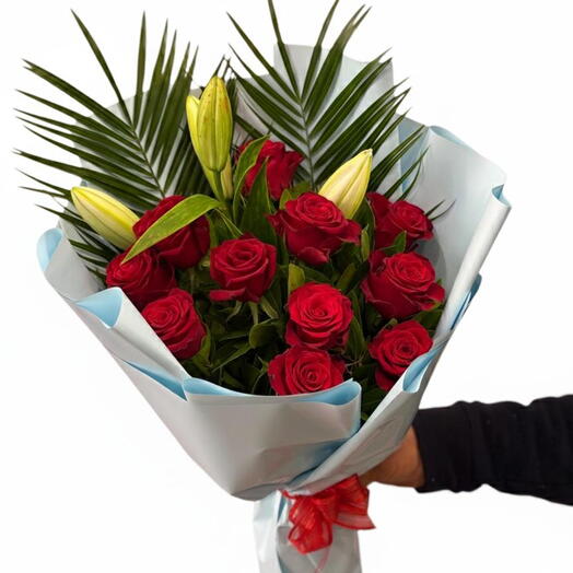 Стильный букет из 11 красных роз и лилий