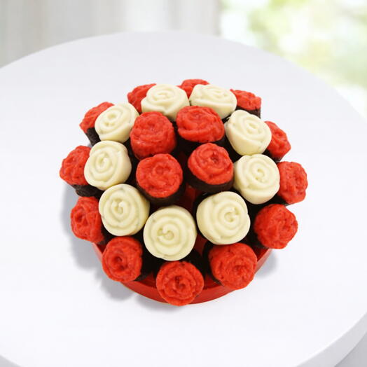 Kırmızı Gul Kek ve Beyaz Çikolatalı Lezzet Şoleni