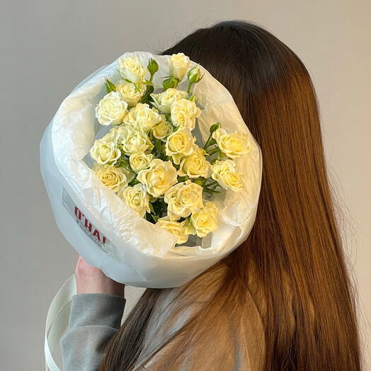 Beyaz dal güllerinden buket