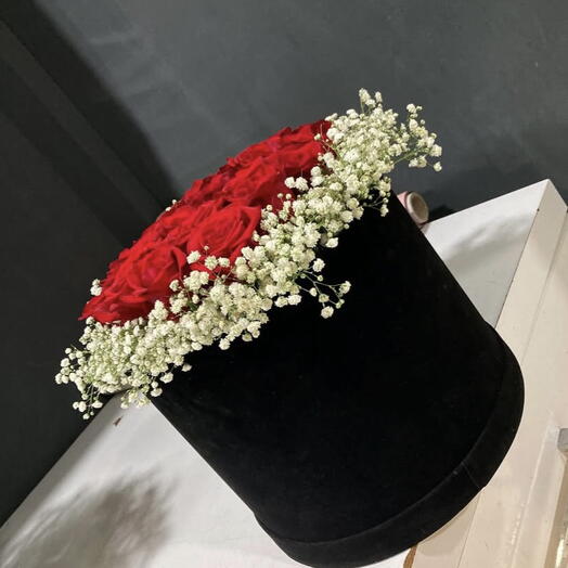 Kırmızı gullu kutuda