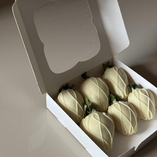 Strawberries in white chocolate (6 pcs)