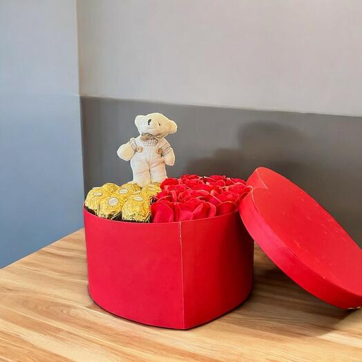 Kutuda Kırmızı Yapay Guller ve Çikolatalar