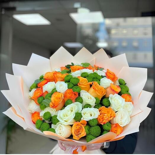 Beyaz ve turuncu gul bulusmasi