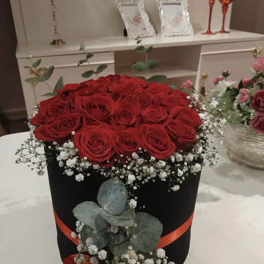 Kırmızı gül kutusu