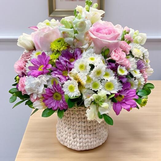 Mevsim Çiçekleri Seramik Aranjman – Pembe Gul ve Papatyaların Zarif Uyumu