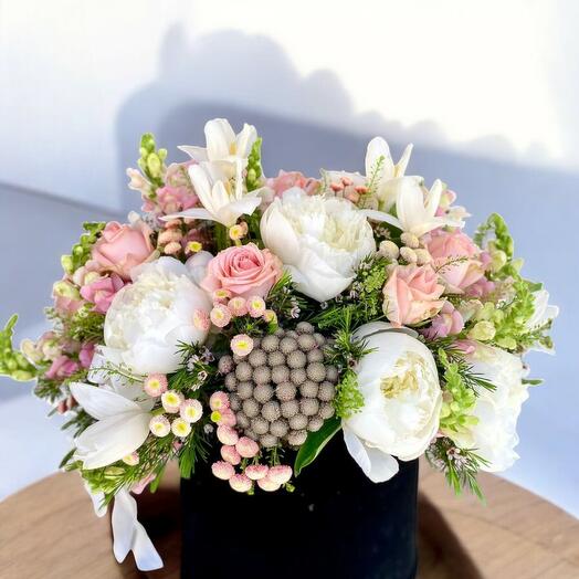 Zarif Kutuda Şakayık, İthal Gul ve Lale Aranjmanı