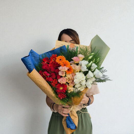 Moon and sun bouquet-rose lisianthus