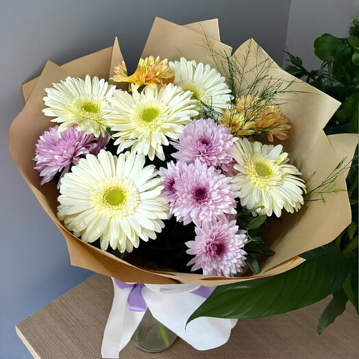 Gelbera papatyalı buket