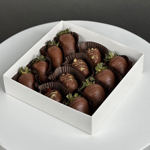 Sütlü çikolataya batırılmış çilekler ve hurmalar