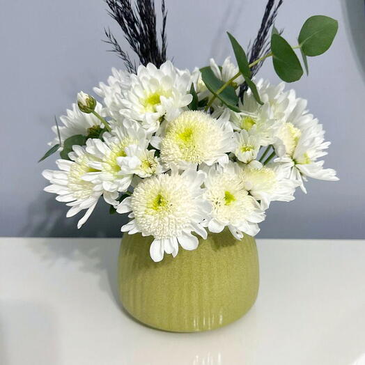 Yeşil dekoratif vazo papatya