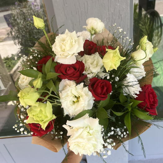 Lisyantus ve kırmızı guller