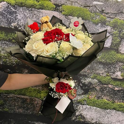 30 Lu İthal Beyaz Kırmızı Gul Buketi