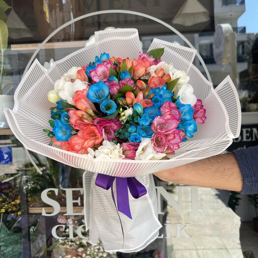 Renkli frezya buketi