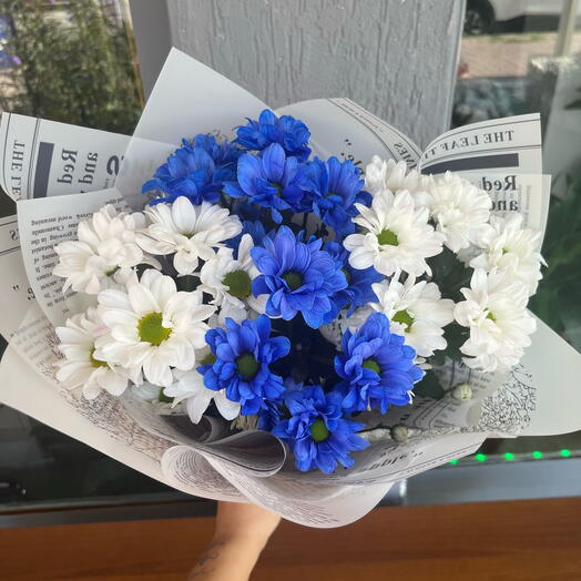 Mavi papatya kasımpatı buketi