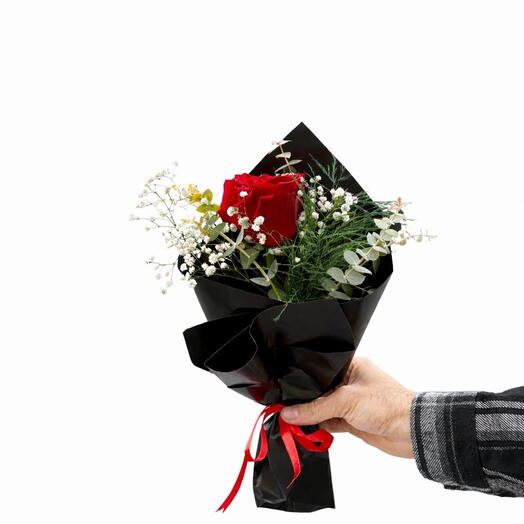Стильный букет из одной красной розы в чёрной упаковке – изящное выражение любви