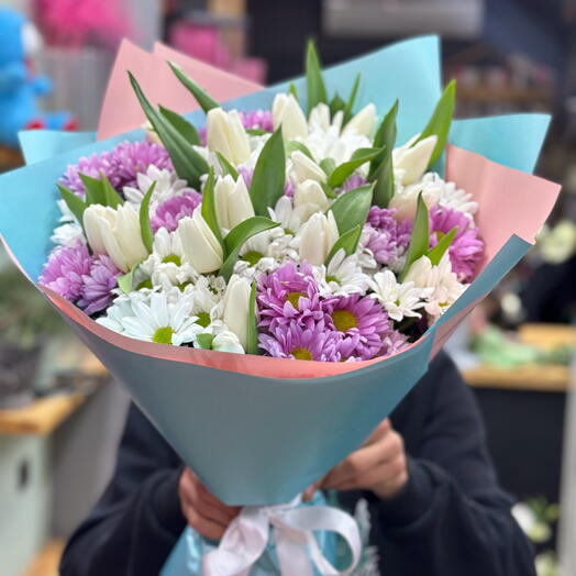 Tulip and daisy bouqet