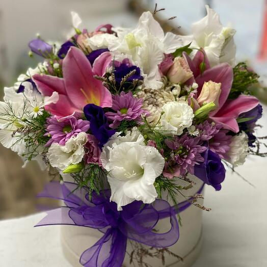 Kutu içinde karışık çiçekler arajmanı