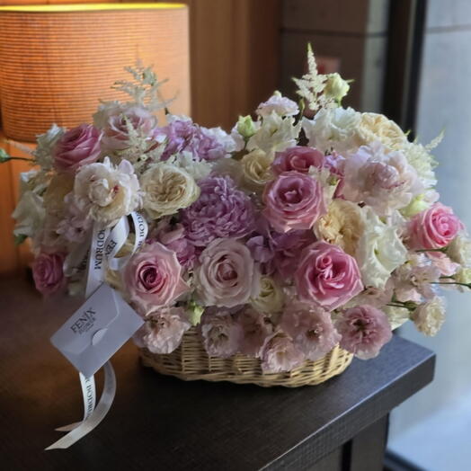 Narin çiçeklerden oluşan bir sepet