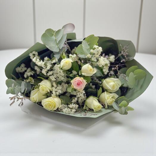 Beyaz Zarafet Buketi – Eukaliptus ve Pembe Dokunuşlu Beyaz Guller