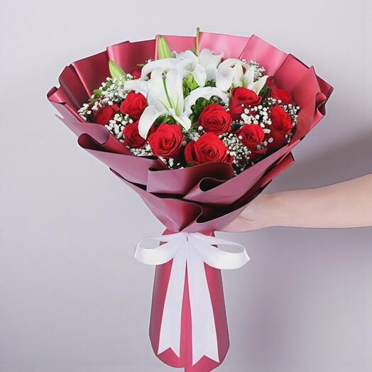 17 Kırmızı Gul ve Lilyum Tasarım Buketi