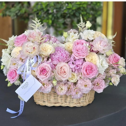 Narin bir çiçek sepeti