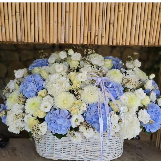 Sepet içinde beyaz ve mavi çiçekler