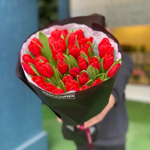 35 красных тюльпана