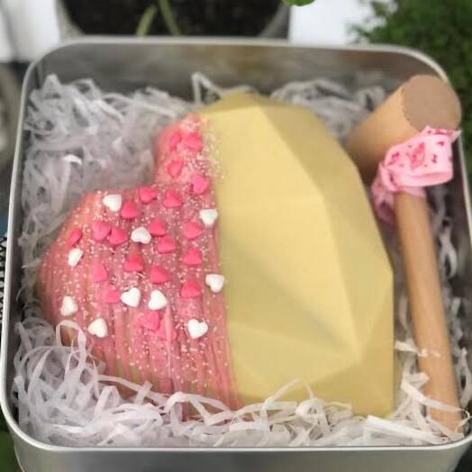 Pembe Ruya – Kalp Şeklinde Pinyata Çikolata Hediyesi
