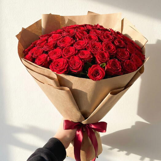 Kahverengi Ambalaj Kağıdında 51 Kırmızı Gul Buketi