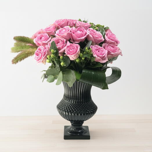 Vazolu pembe gul arajmanı