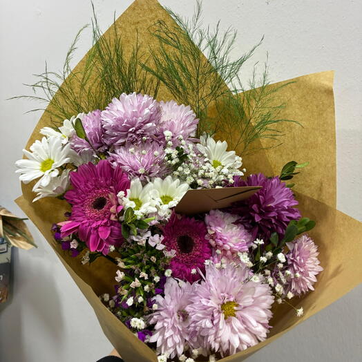 Kraft kağıtta renkli kasımpatı