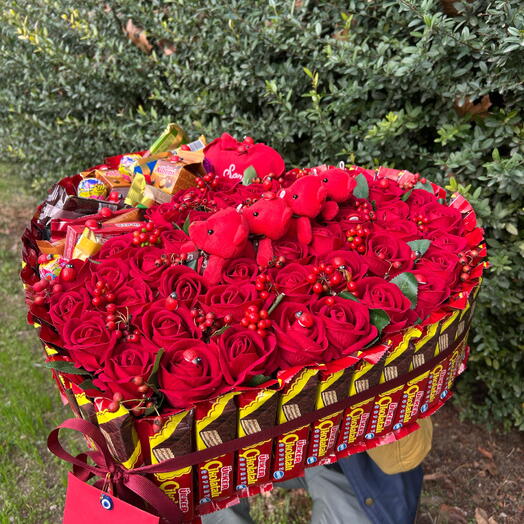 Kalpli Kutuda çiçek çikolata şoleni