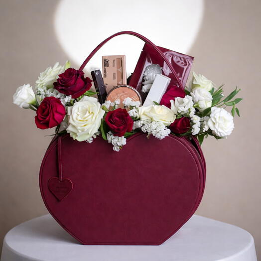 Kalp Suni Deri Çantalı Makyaj ve Taze Çiçek Seti