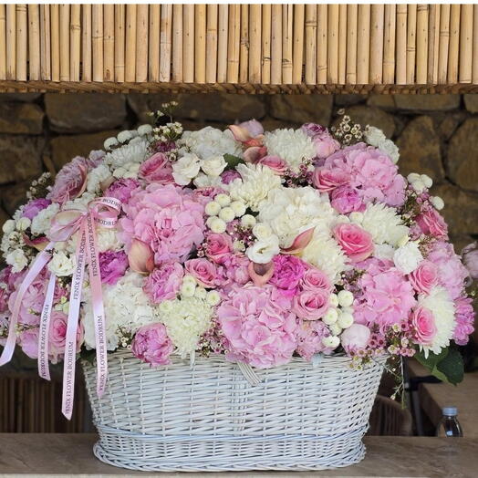 Kocaman bir sepet çiçek