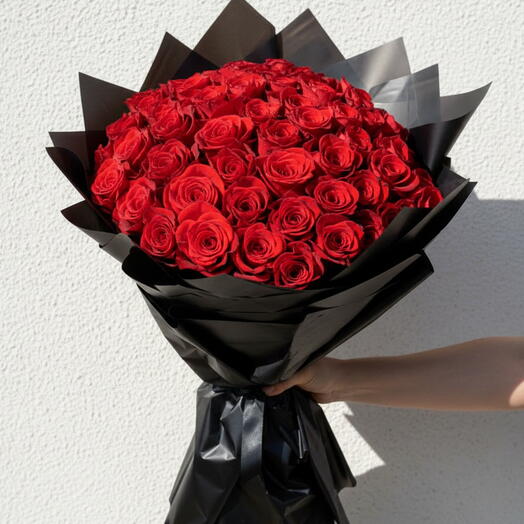 Siyah Ambalaj Kağıdında 60 Kırmızı Gul Buketi