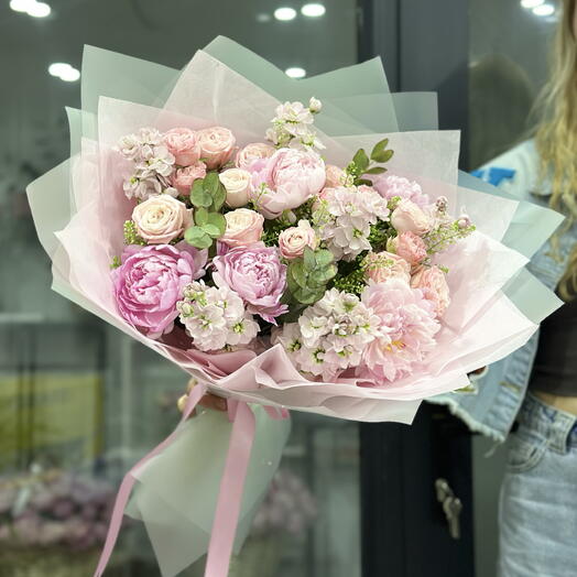 The enchanting harmony of peony, matthiola and pion rose