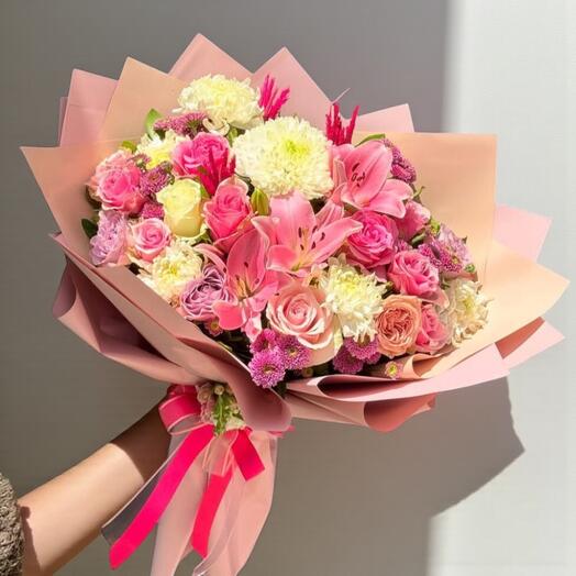 Karışık Pembe Lilyum ve Gul Buketi – Renkli Zarafetin Goz Alıcı Yansıması