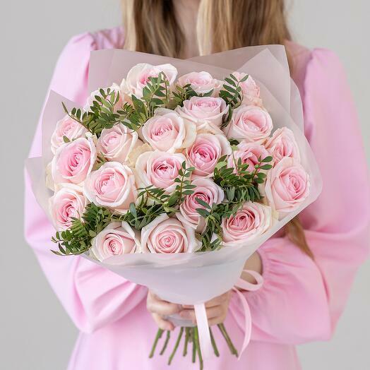 21 yumuşak pembe gul ve yeşillik