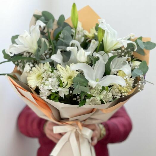Beyaz Sevgi Buketi – Lilyum ve Gerberalı Şık Aranjman